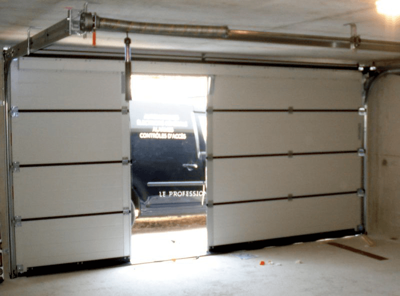Barrière levante automatique installée dans un parking au CFC, Casablanca